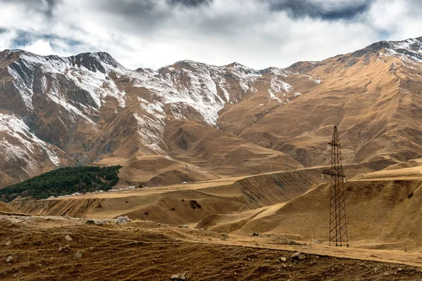 Paisaje de montaña a lo largo de la carretera militar en Georgia —  Fotos de Stock