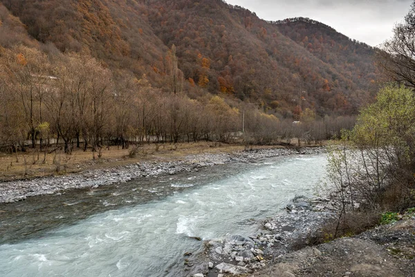 Černá a bílá Aragvi řek v Gruzii — Stock fotografie