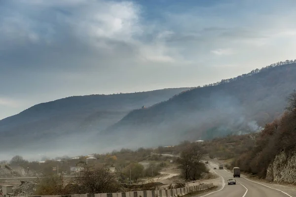 Paisaje de montaña a lo largo de la carretera militar en Georgia — Foto de Stock