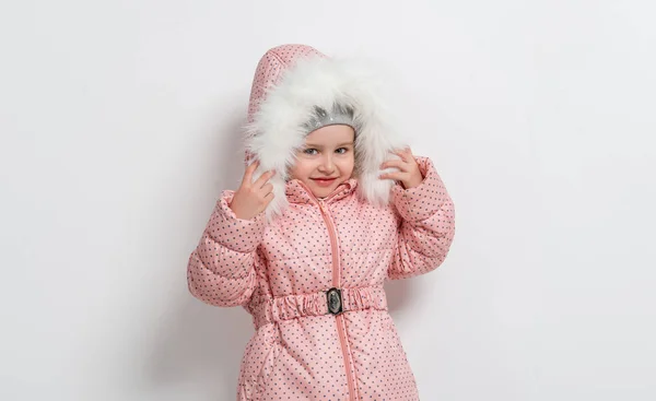 Linda niña en chaqueta con capucha — Foto de Stock