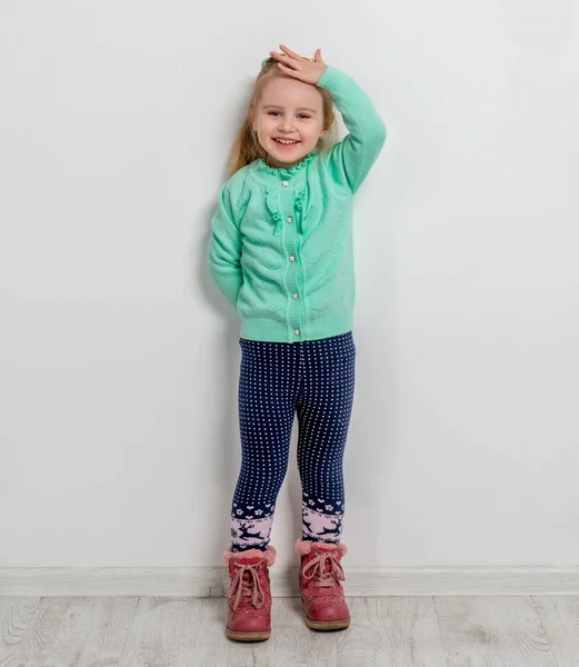 Bella bambina con le mani in tasca — Foto Stock