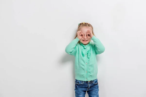 Härlig liten flicka simulering glasögon med händerna — Stockfoto