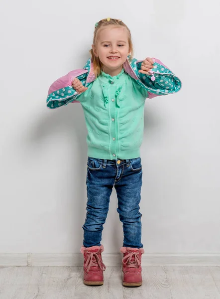 Kollarını katlanmış ile neşeli küçük kız — Stok fotoğraf