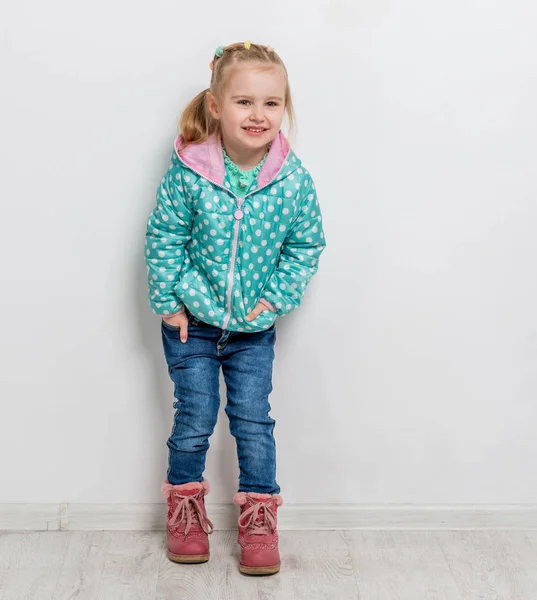 Menina na moda em jeans, jaqueta e botas — Fotografia de Stock