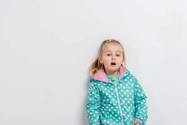 Sevimli küçük kız komik ifade ve açık ağzı ile — Stok fotoğraf