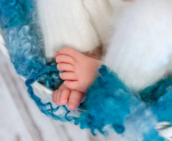 Doux minuscules pieds nouveau-nés sur couverture moelleuse — Photo