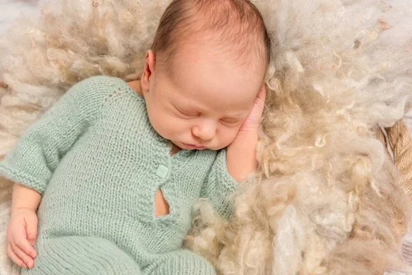 Beau nouveau-né endormi en overals sur couverture moelleuse — Photo