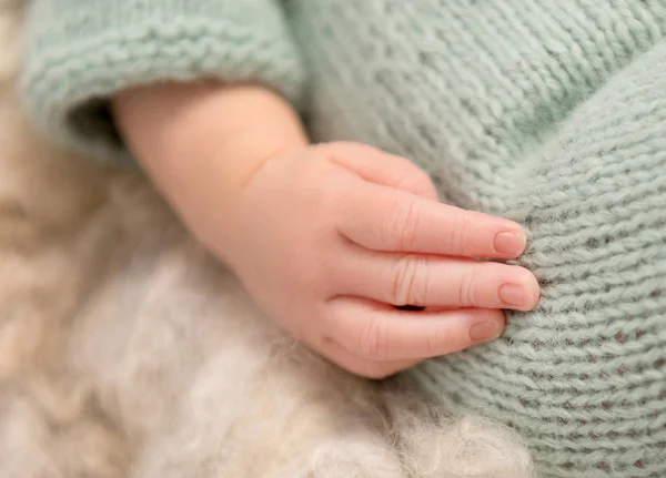 Schöne kleine Hand des neugeborenen Babys, Nahaufnahme — Stockfoto