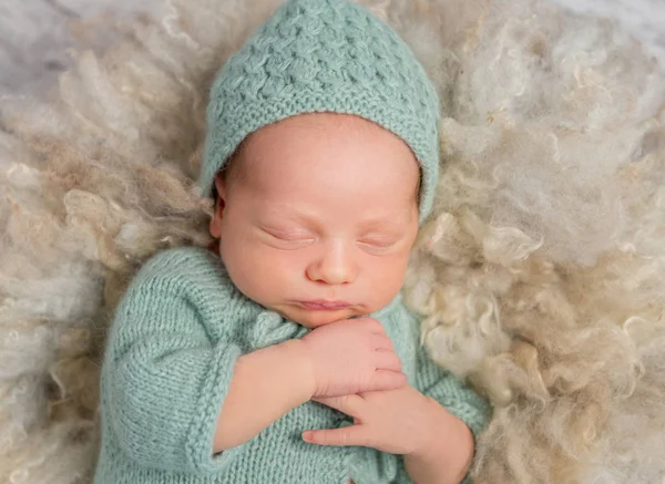Precioso recién nacido en sombrero y mono durmiendo — Foto de Stock