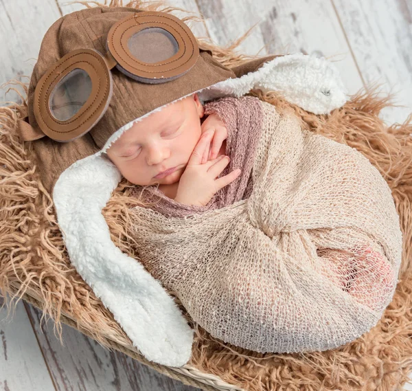 Śpiące zabawny zawijane noworodka z pilota kapelusz, widok z góry — Zdjęcie stockowe