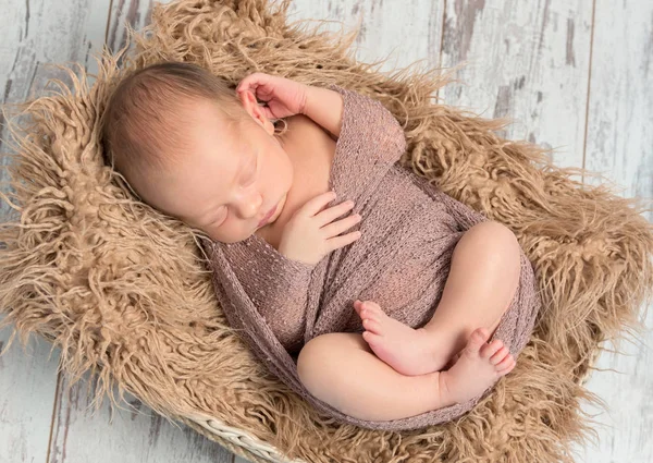 Mooie slapende baby verpakt in mand met pluizige deken — Stockfoto