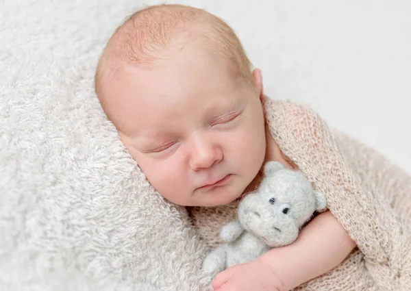 Adorável bebê adormecido com brinquedo macio, close-up — Fotografia de Stock