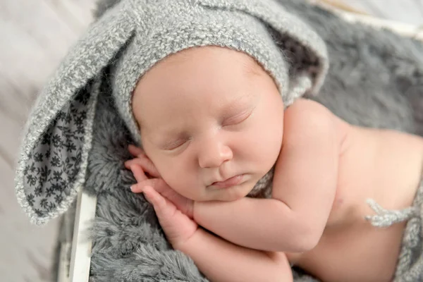Sovande baby i grå trosor och hatt med hare öron — Stockfoto