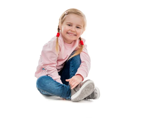 Schönes kleines Mädchen auf dem Fußboden sitzend — Stockfoto