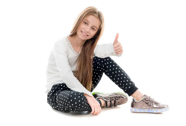 Adolescente sonriente sentada en el suelo —  Fotos de Stock