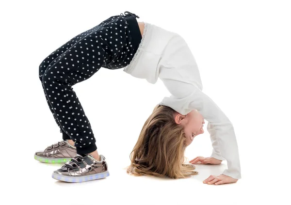 Tonårig flicka gör en krabba position — Stockfoto