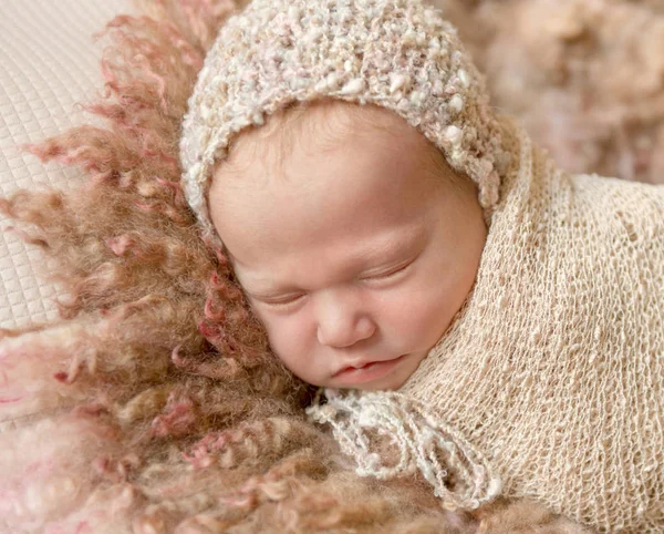 Słodkie dziecko śpi w kapelusz na puszysty koc — Zdjęcie stockowe