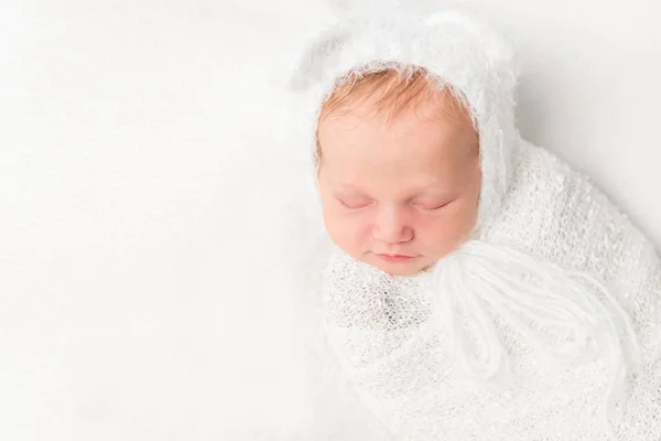 Vacker swaddled baby i vit närbild — Stockfoto