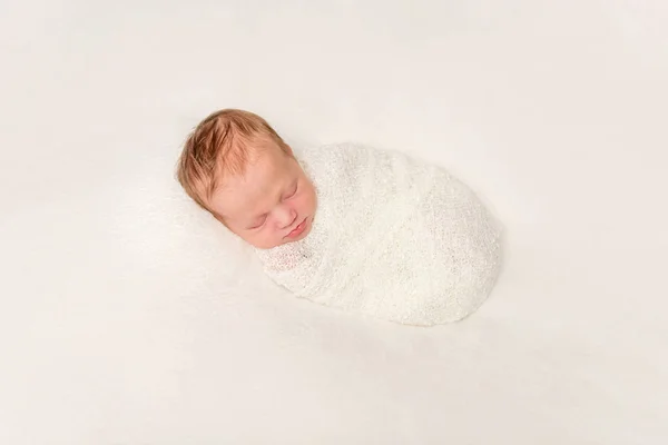 Rolig swaddled i vit kostym baby sover på filt — Stockfoto