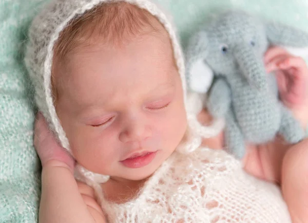 Beautiul spící dítě v hat closeup — Stock fotografie