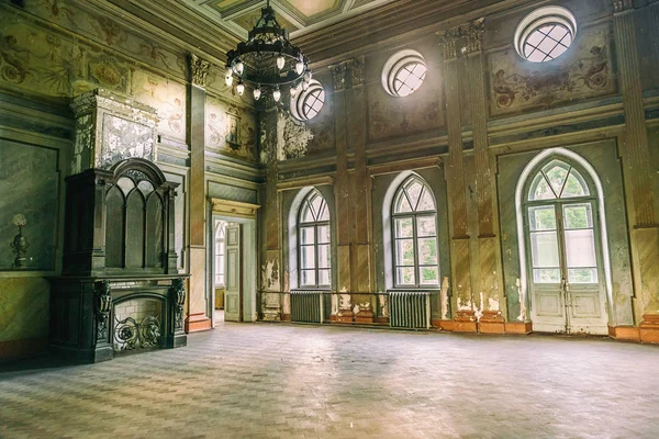 Empty hall in Sharovsky Castle with chandelier and fireplace — Stock Photo, Image