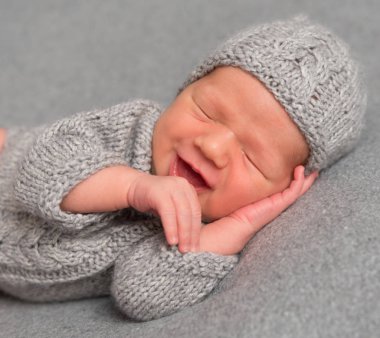 Bebek uykuda şapkalı gülümseyen