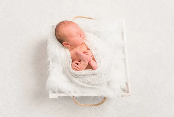 Nouveau-né dans un préau, vue de dessus — Photo