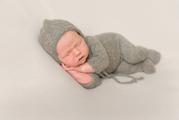 Niño en un traje de punto durmiendo — Foto de Stock