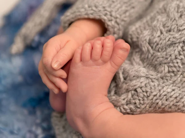 Dita dei piedi e delle dita di un bambino, primo piano — Foto Stock
