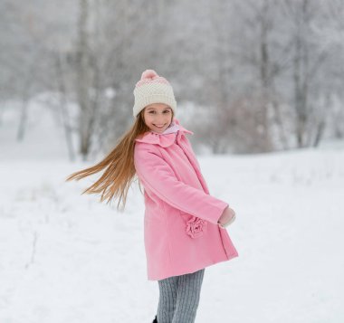 Neşeli çocuk kış ormanda eğleniyor