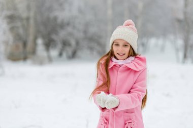 Tatil günlerinde kar ile oynayan kız