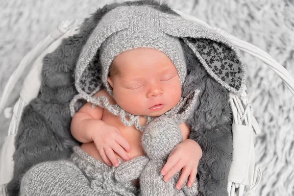 Bébé avec un lapin jouet, gros plan — Photo