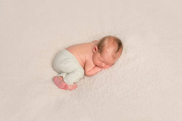 Kind op een deken, dutten, topview — Stockfoto