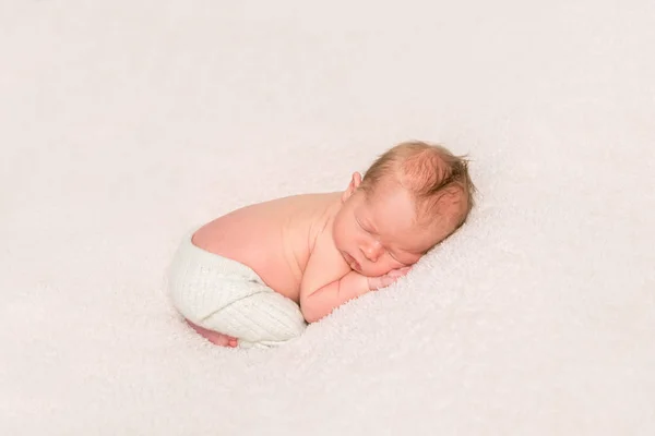 Bebê adormeceu com as mãos debaixo da bochecha — Fotografia de Stock