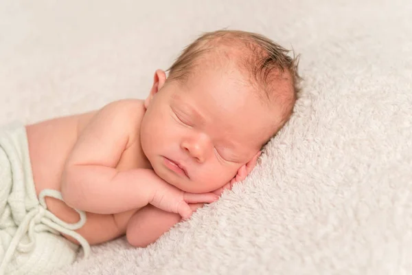 Niña durmiendo tranquilamente. — Foto de Stock