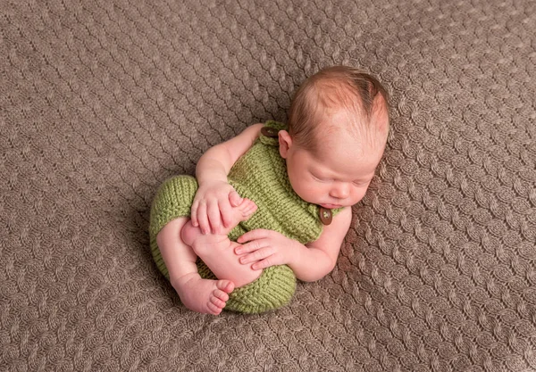 Bébé poilu étreignant ses pieds — Photo