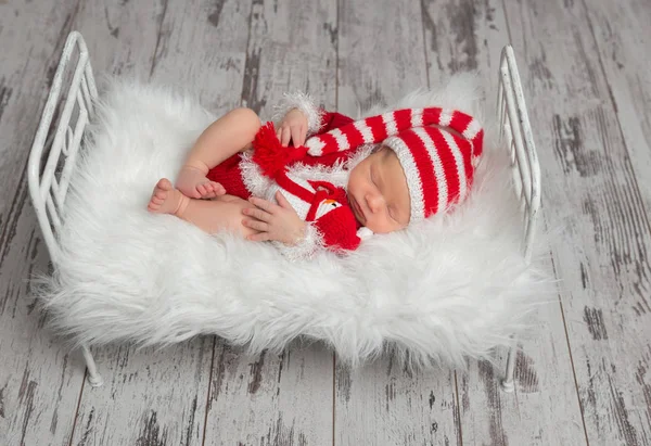 Baby i Santas kostym med en snögubbe — Stockfoto