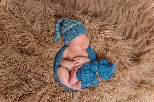 Neonato che dorme su una coperta, vista dall'alto — Foto Stock