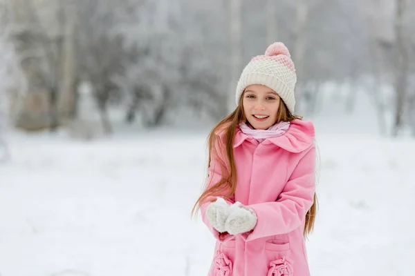 Девушка играет со снегом в праздники — стоковое фото