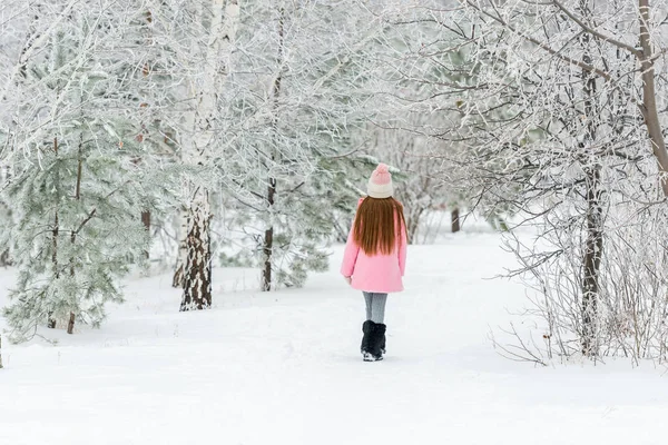 小女孩走在冬季的森林，拥有 — 图库照片