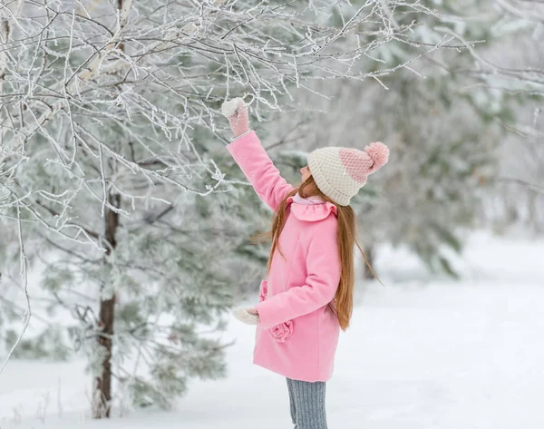 Enfant touchant un arbre, vue latérale — Photo