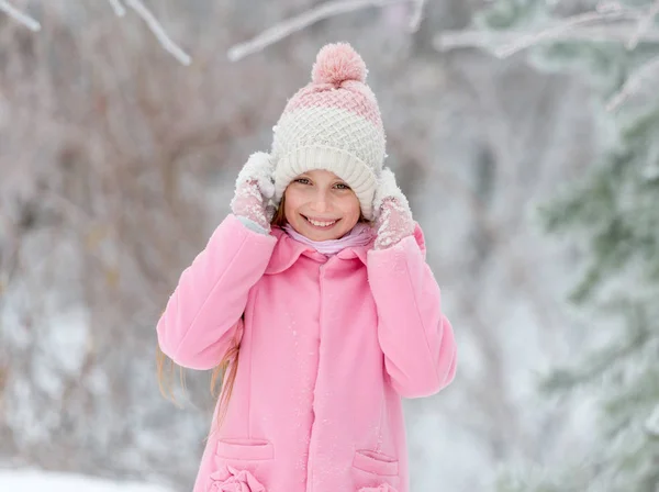 Κορίτσι χαμογελώντας ευτυχώς στο δάσος — Φωτογραφία Αρχείου