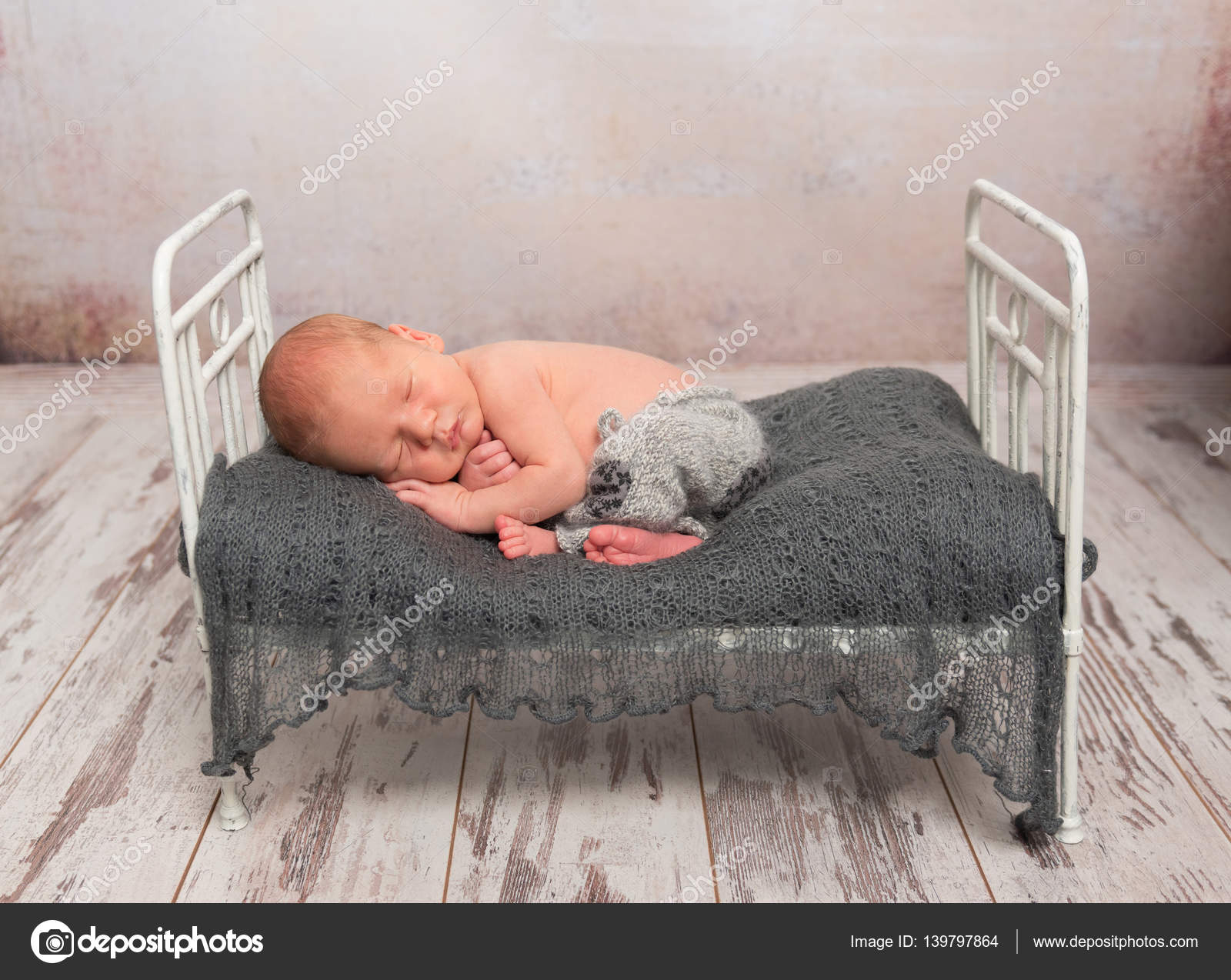 Bebe Dormir Dans Une Pose Drole Image Libre De Droit Par Tan4ikk C