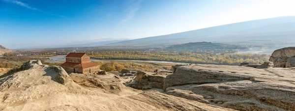 Vista panorámica de la ciudad excavada en roca o Uplistsikhe — Foto de Stock