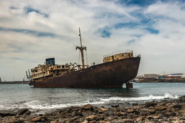 Barco español oxidado en las aguas cerca de Lanzarote — Foto de Stock