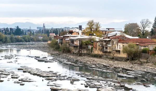 Gebäudetrümmer von Kutaisi, Gebirgsfluss im Zentrum, Georgien — Stockfoto
