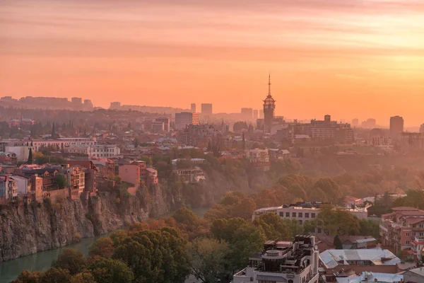 Tbilisi en architectuur in de zonsondergang, Georgië — Stockfoto