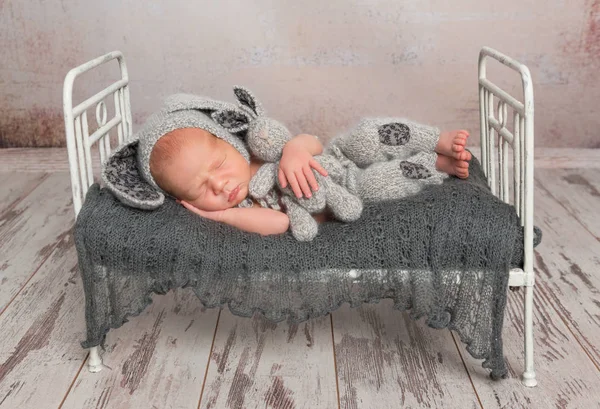 Bebé durmiendo con un juguete encantador — Foto de Stock