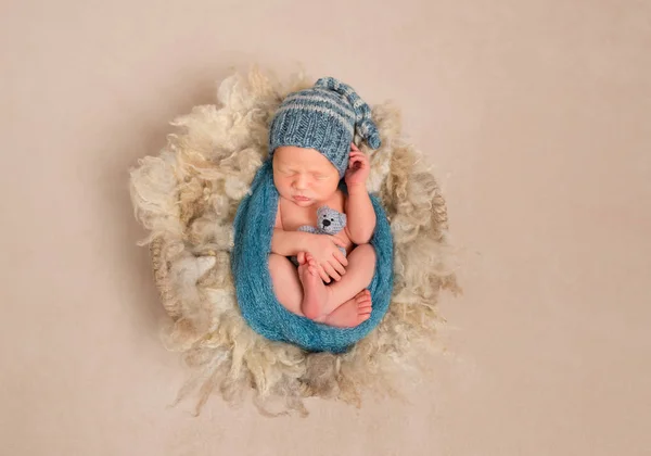 Jongen, gewikkeld in een sjaal, topview — Stockfoto