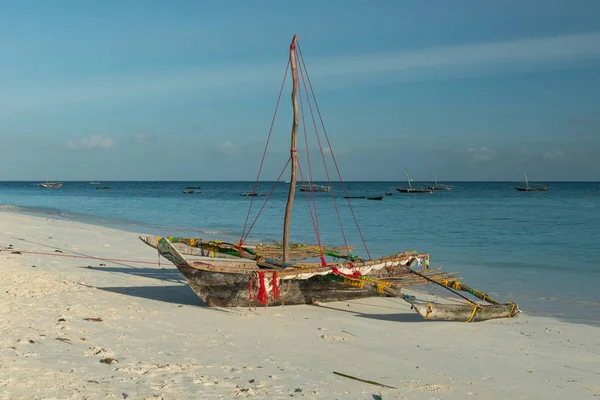Barco artesanal de madeira em Zanzibar — Fotografia de Stock